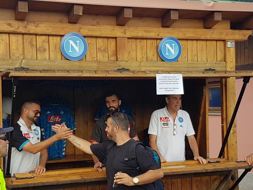 Foto Chiriches Fabi N Ed Albiol Si Concedono Ai Tifosi Autografi E