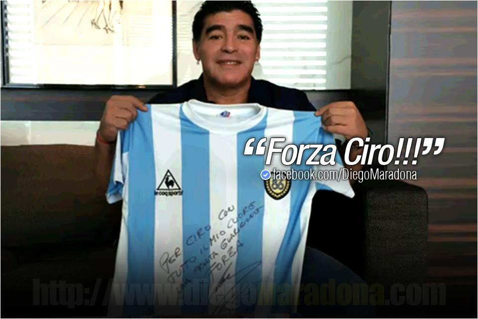 FOTO Maradona mostra il regalo per Ciro Esposito attraverso il